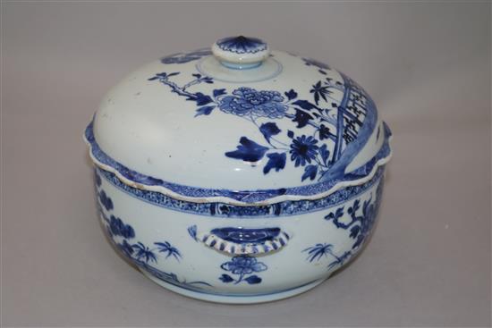 A Chinese blue and white circular tureen and cover, Qianlong period, width 28cm